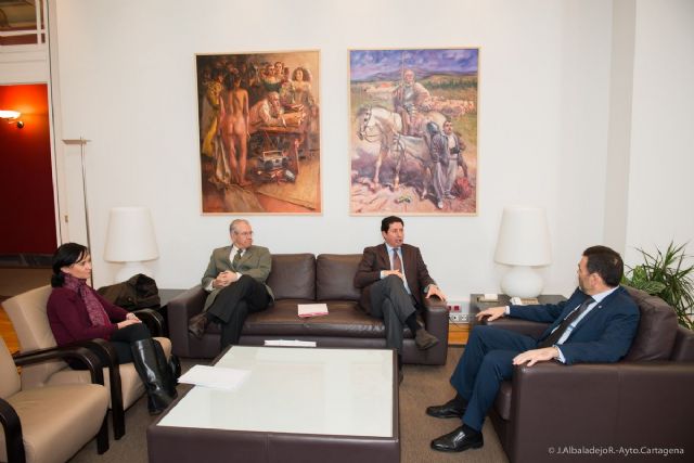 Sevilla insta a López a aumentar la colaboración entre el Ayuntamiento y la Autoridad Portuaria