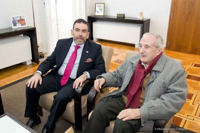 El alcalde recibe al pintor murciano José María Falgas