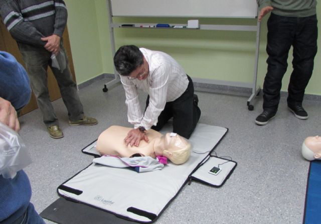 Diez colegios mas del municipio contaran con desfibriladores