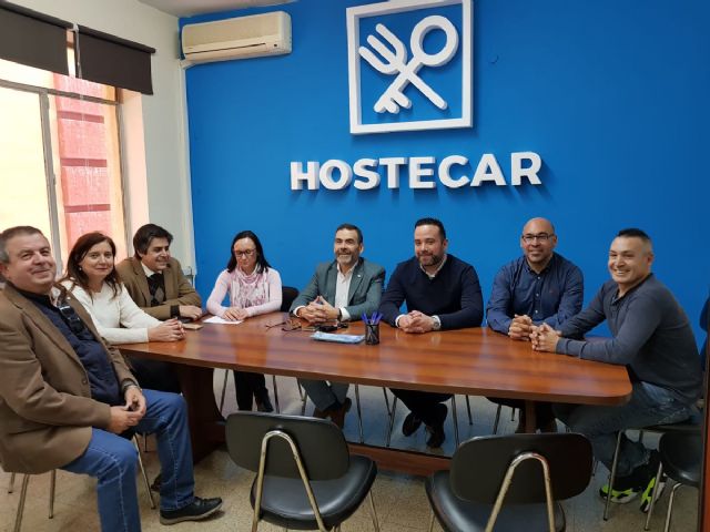 MC y Hostecar trabajan para buscar soluciones a los problemas del turismo y la hostelería en el municipio