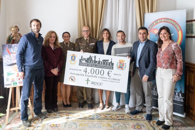 El Cross de la Artillería entrega el cheque solidario de 4.000 euros a la Asociación Española Contra el Cáncer