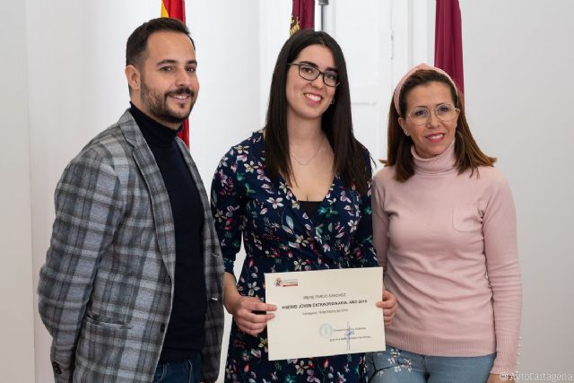 La alcaldesa y el concejal de Juventud felicitan a la ganadora del Premio Joven Extraordinario