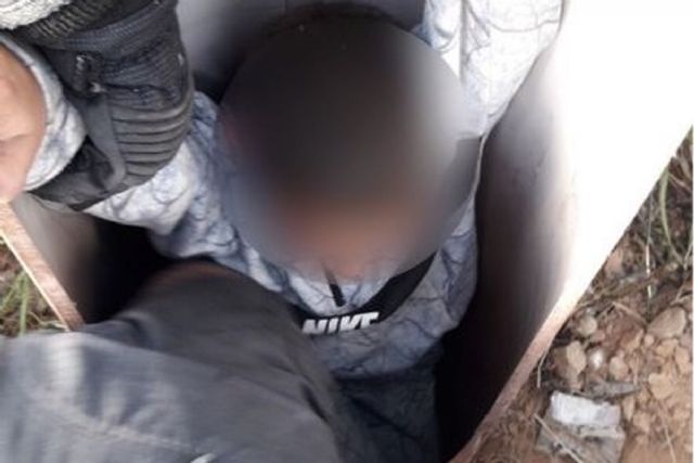 Bomberos y Policía Locales de Cartagena rescatan a un niño de siete años atrapado en un tubo en El Albujón