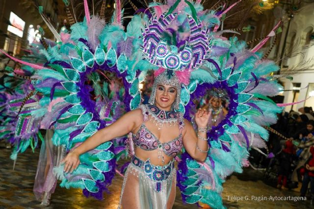 El Carnaval de Cartagena saca la calle todo el brillo y esplendor de las fiestas en un Pasacalles multitudinario