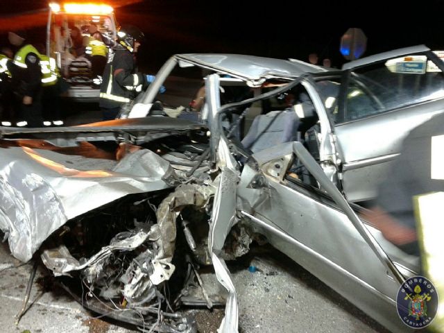 Bomberos de Cartagena rescatan al conductor atrapado en un accidente en el que fallece uno de los ocupantes