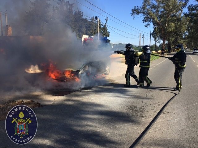Incendio de vehiculo junto al antiguo helipuerto de Santa Ana