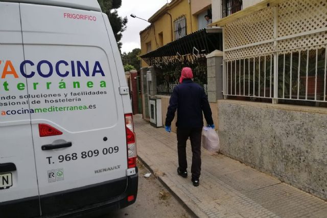 El Ayuntamiento lleva comida a domicilio a los niños con beca de comedor y amplia el servicio a fines de semana