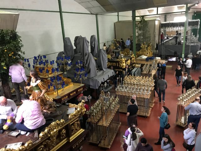 El Resucitado adelanta la preparación de sus tronos y enseres ante la previsión meteorológica