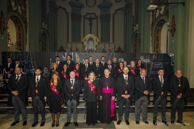 La corporación municipal sigue al Santo Sepulcro en la procesión del Viernes Santo