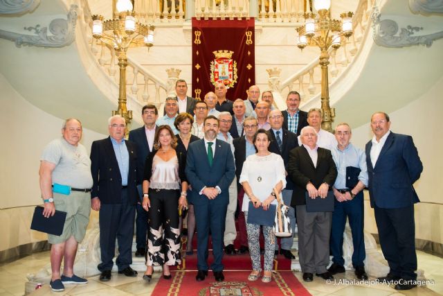 Los trabajadores municipales jubilados en el ultimo año reciben sus placas de reconocimiento de manos del alcalde