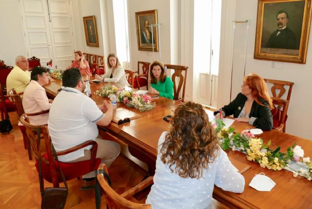 La alcaldesa se compromete a estudiar el incremento de frecuencias en las líneas 8 y 9 de autobús