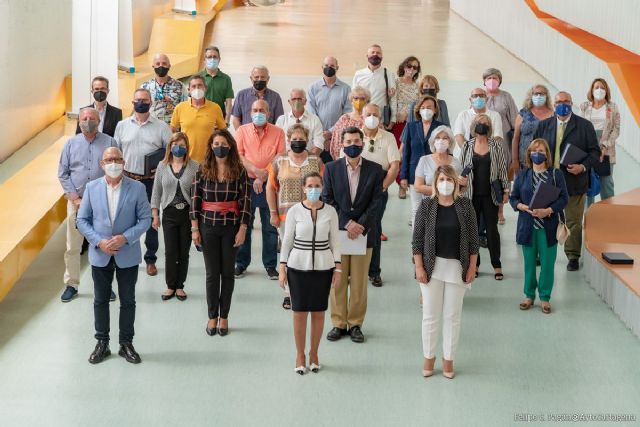 El Ayuntamiento homenajea a los 77 empleados municipales que se jubilaron entre 2019 y 2021