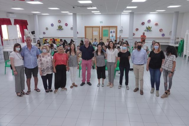 Las ganadoras del concurso de fotografía del IES Santa Lucía reciben sus premios