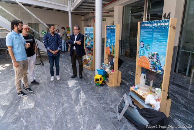 La exposición ´microplásticos, MACROBASURA´ de Mucho Más Mayo trata de concienciar sobre el impacto de los residuos para el planeta