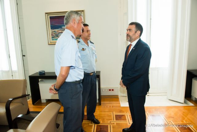 El alcalde recibe a los mandos saliente y entrante de la AGA