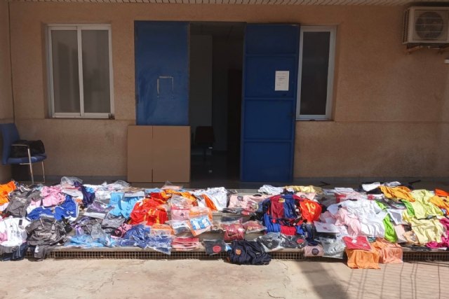 Policía Local de Cartagena decomisa un total de 417 prendas de vestir relacionadas con un presunto delito contra la propiedad industrial