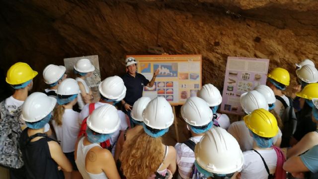 Una veintena de jóvenes voluntarios se adentran en Cueva Victoria