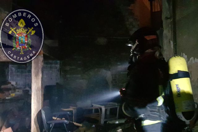 Bomberos Cartagena sofocan un incendio en un local abandonado de Santa Lucía