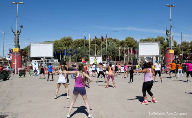 Una jornada de Zumba solidaria llevó al campamento el deporte y el ocio para las personas con discapacidad