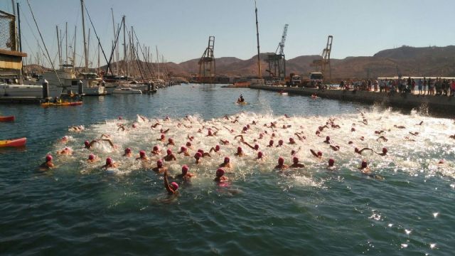 Alberto Martínez y Diana Mulero ganadores de la Travesía a nado por el Puerto de Cartagena