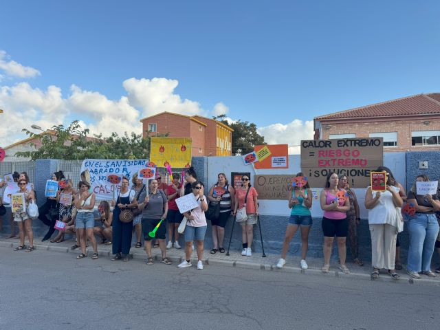 Una vuelta al cole de vergüenza: aulas cerradas, calor insoportable y padres abandonados