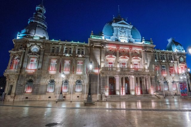 Cartagena se suma a la lucha contra el cáncer de mama iluminando de rosa el Palacio Consistorial