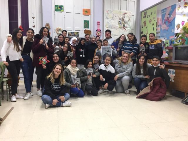 La escritora Gisela Pou y jóvenes de la Unidad de Inmigración debatieron sobre actualidad en el Programa Mandarache