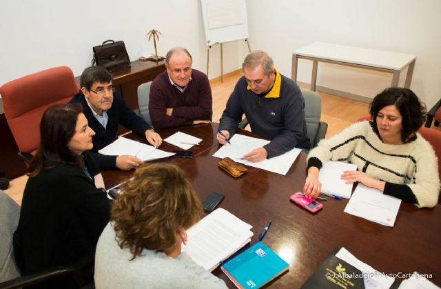 El concejal de Hacienda presenta a los sindicatos las bases para el concurso-oposicion de 70 plazas de Administracion General