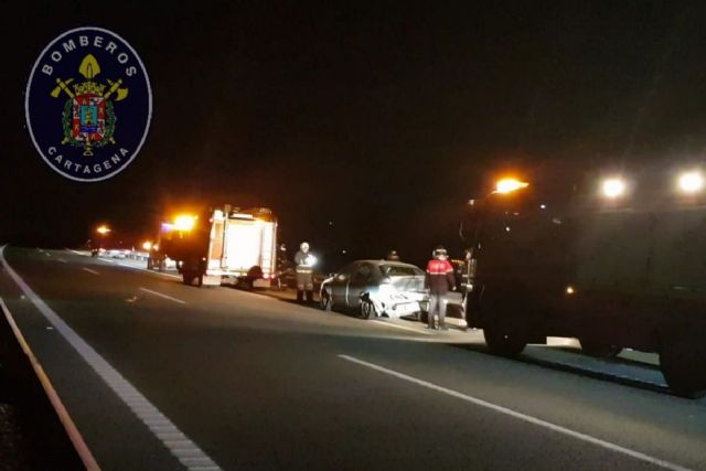 Bomberos de Cartagena auxilian a una mujer herida en un accidente de tráfico en la AP-7