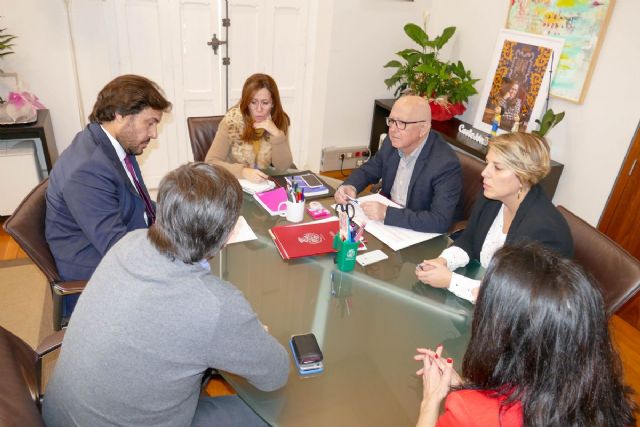 La Consejería de Empleo y el Gobierno municipal se reúnen para buscar alternativas al ERE de Sabic