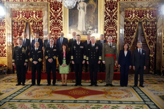 Su Majestad el Rey recibe en audiencia a una comisión de la Asociación 'The Legacy' con asistencia del presidente de NAVANTIA
