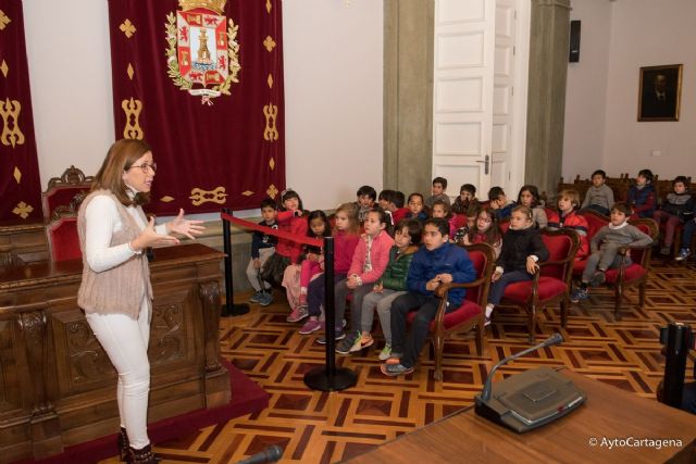 Cien niños del CEIP San Isidoro y Santa Florentina visitan el Palacio Consistorial