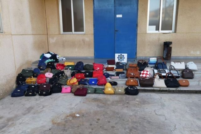 La Policía Local de Cartagena decomisa 181 productos de de imitación en Cabo de Palos