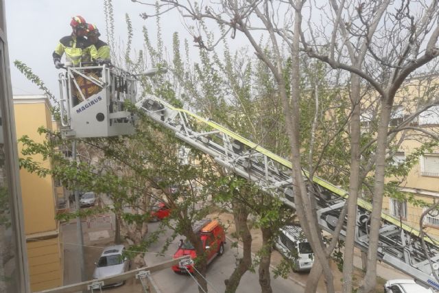Bomberos de Cartagena acceden a una vivienda tras quedar encerrados dos menores, de 2 y 6 años