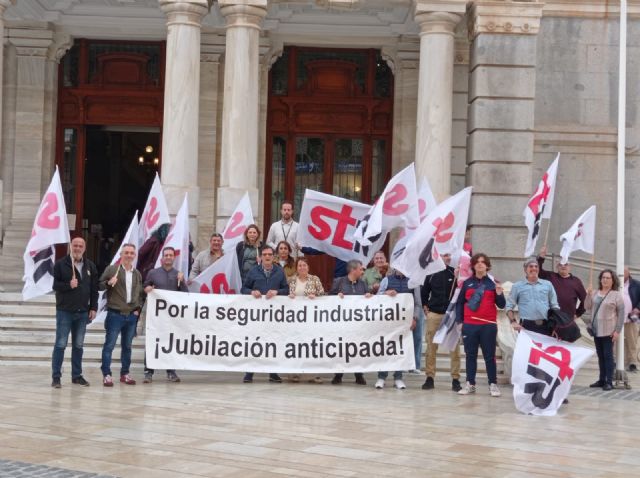 Más de 100 trabajadores del sector químico y del refino se manifiestan en Cartagena para exigir la jubilación anticipada