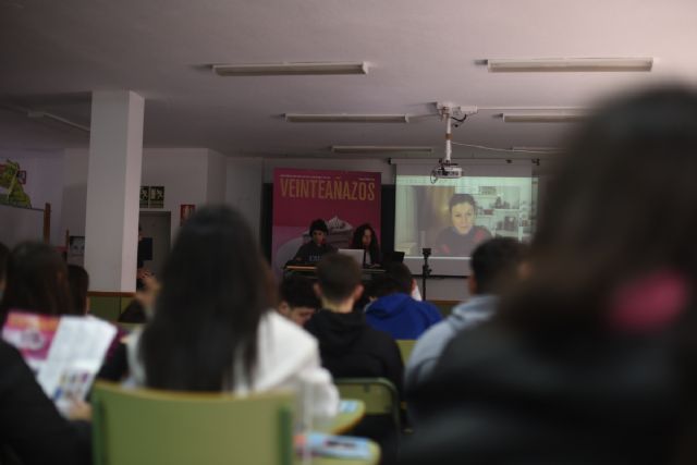 Lucía Carballal, finalista al Premio Mandarache 2025, cierra el ciclo de encuentros telemáticos en centros educativos de Cartagena