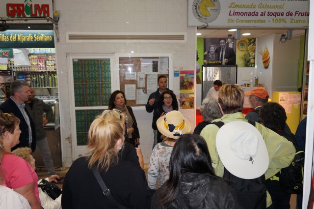 Oddulia Gómez acompaña a un grupo de cruceristas por el mercado de Santa Florentina