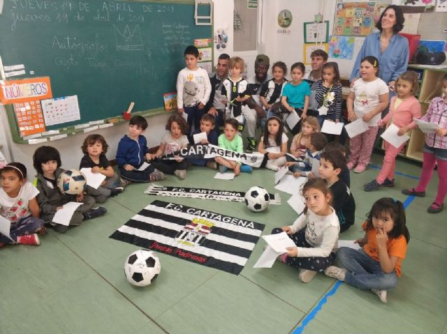 Jugadores del F.C Cartagena visitaron la escuela infantil Pipiripao coincidiendo con la celebracion de su 25 aniversario