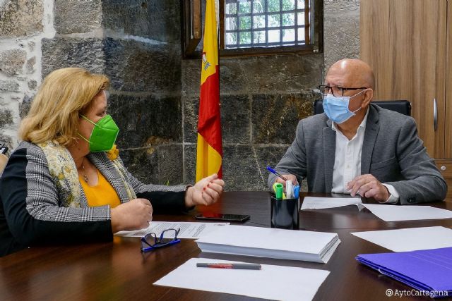 El Ayuntamiento recepciona el coche de la campaña ´El premio es para todos´ y lo utilizará para dinamizar el comercio de la ciudad