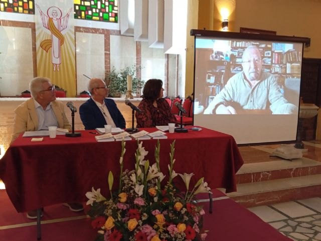 El padre `Kini´ abarrota la iglesia de San Diego en la presentación de su último libro