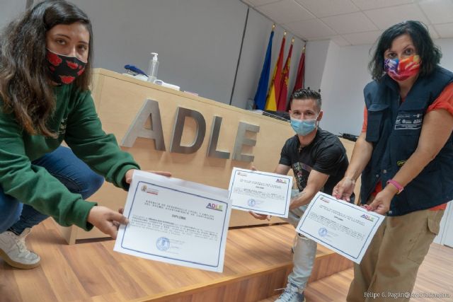 Los 40 alumnos del programa Conecta de la ADLE reciben sus diplomas