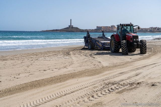 El Ayuntamiento de Cartagena refuerza la limpieza de playas y retirada de biomasa
