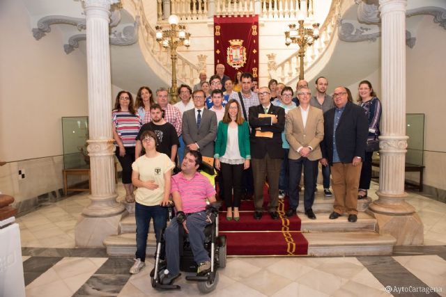 Restaurantes, hoteles y empresas de ocio ofertan productos y servicios para colaborar con personas con discapacidad intelectual