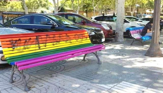 El Ayuntamiento denuncia ante la Policía los actos vandálicos en los bancos decorados con las banderas LGTBI y TRANS