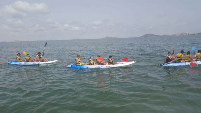 Los niños de la barriada de la Virgen de la Caridad disfrutan del verano a remojo