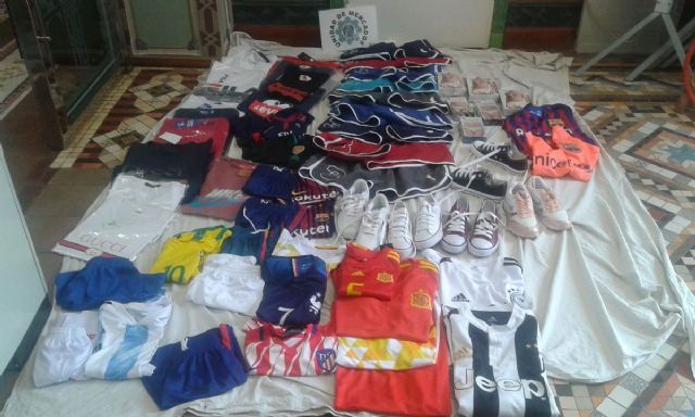 La Policía Local decomisa en el mercadillo de Los Dolores medio centenar de productos supuestamente de imitación