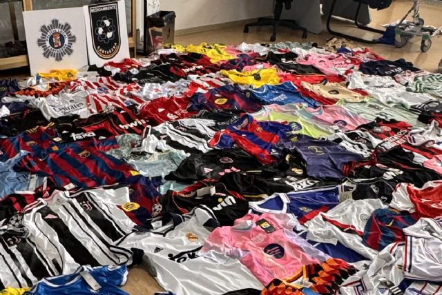 Intervenidos por la Policía Local cerca de 500 artXculos falsificados que se vendían en playas de La Manga