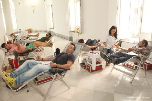 Ayuntamiento, festeros y el centro de Hemodonación animan a donar sangre en la Batalla por la Vida