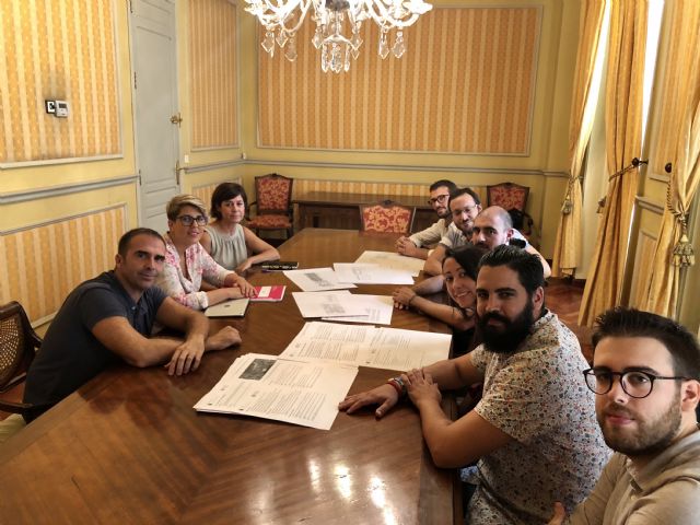 Noelia Arroyo se reúne con investigadores de la UPCT que han elaborado el informe de estado y usos del Cine Central de Cartagena para su futura rehabilitación