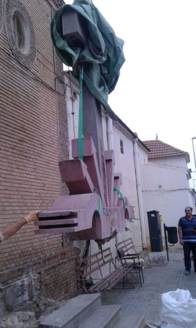 Retiran el yugo y las flechas de La Aljorra en cumplimiento de la Ley de Memoria Histórica